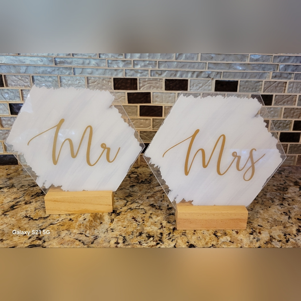 EUC Mr. and Mrs. Hexagon Wedding Signs with Wooden Base White & Gold